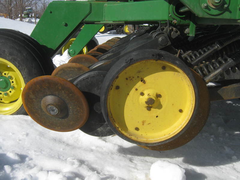 Planting Equipment  John Deere 750 No-Till Drill  Photo